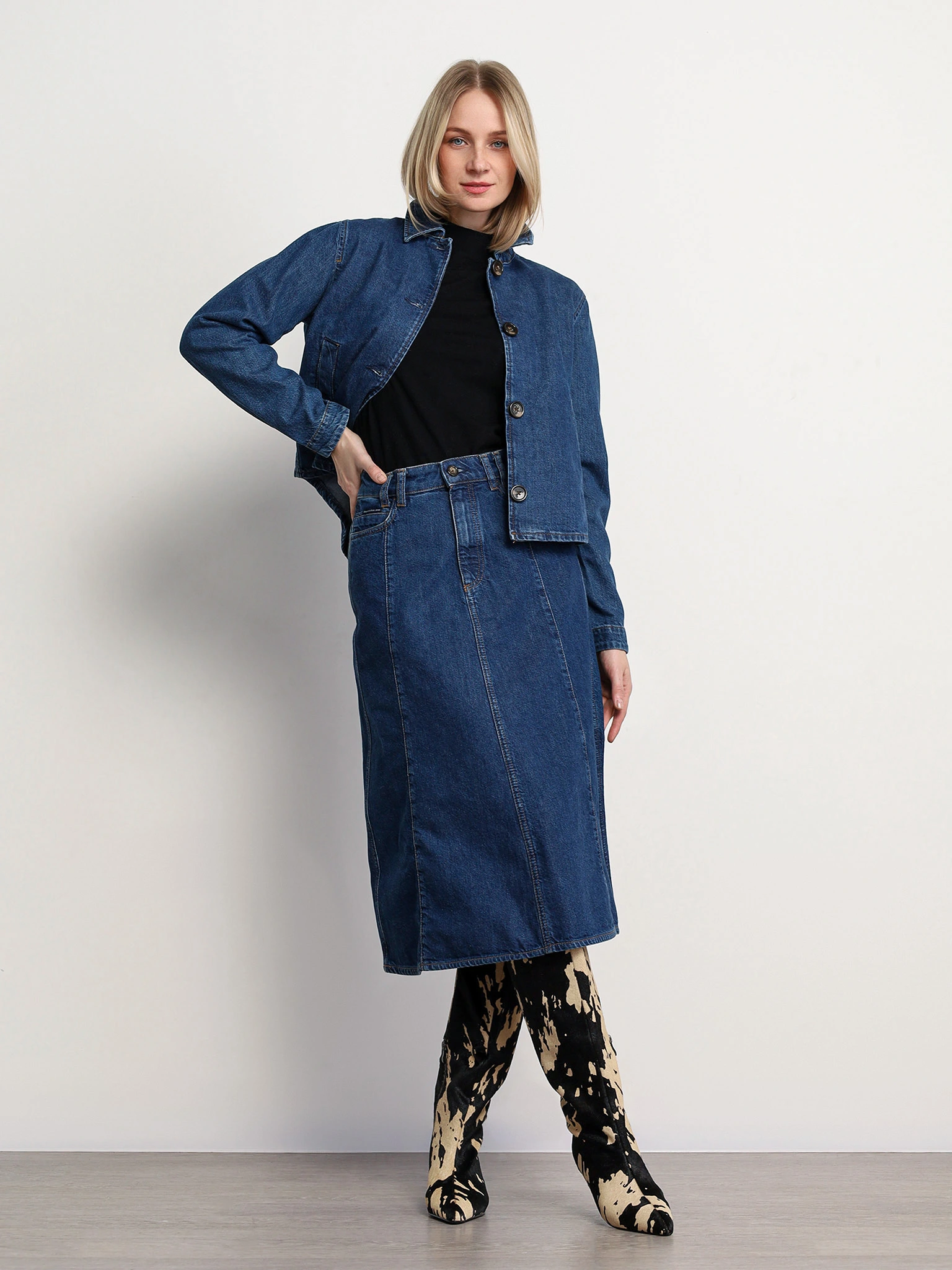 Юбка джинсовая расклешенная темно-синего цвета